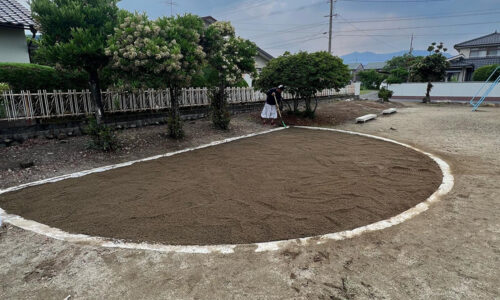 津山市内公園の砂場清掃