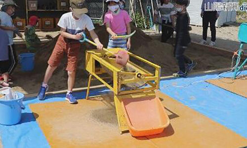 子どもたちの砂場をきれいに 津山・複合施設で親子ら作業：山陽新聞デジタル｜さんデジ