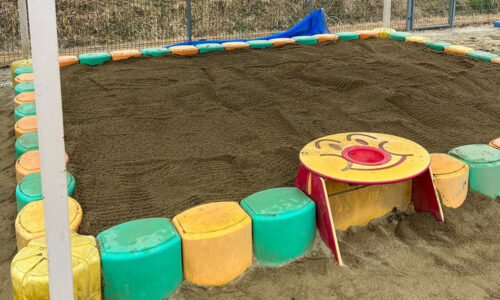 砂場の砂の補充と消毒作業