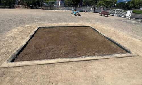 津山市内児童館様 – 砂場周りの整備と砂の補充