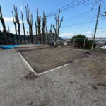 小学校で砂場の砂の入れ替え作業