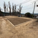 小学校で砂場の砂の入れ替え作業