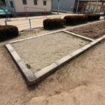 小学校で砂場の砂の入れ替え作業