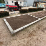 小学校で砂場の砂の入れ替え作業