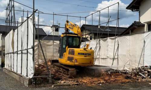 解体作業、砕石敷き