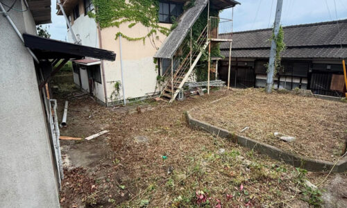 空き家周囲の草刈り作業