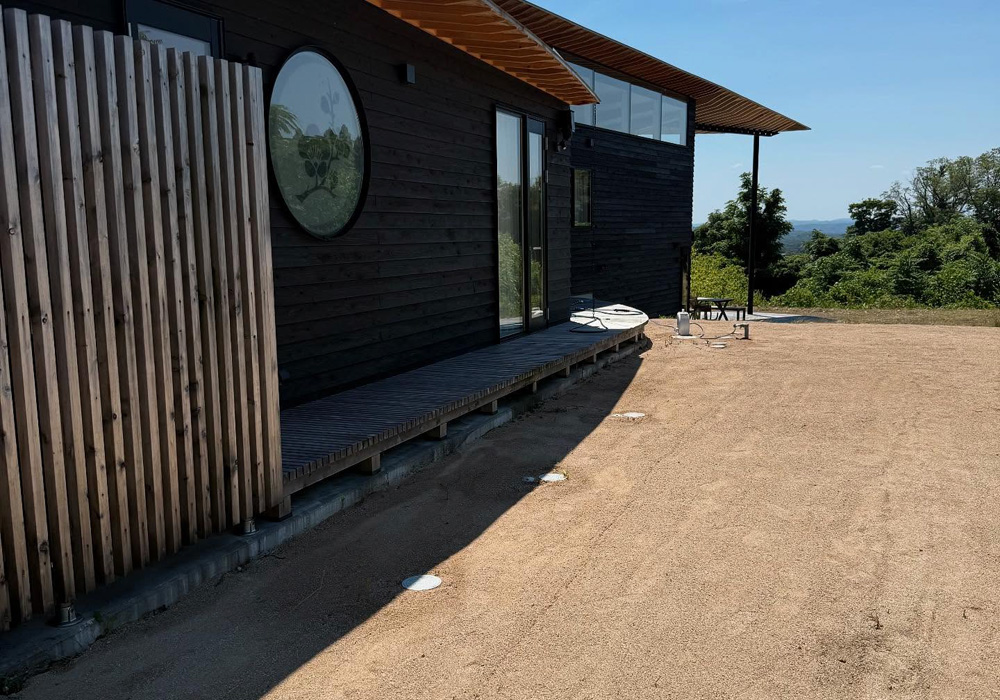 草刈り作業、真砂土敷き