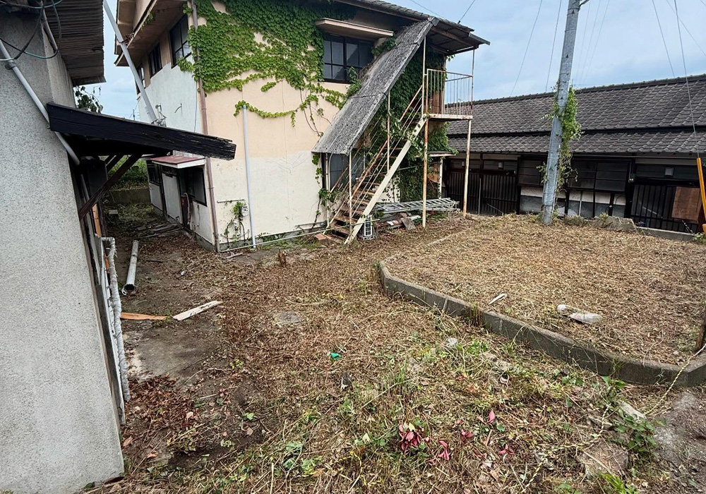 空き家周囲の草刈り作業