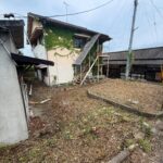 空き家周囲の草刈り作業